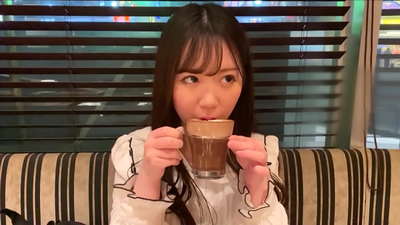 ती युनिव्हर्सिटीतील त्याच क्लबची मैत्रीण आहे. आणि ती क्लबमधील सर्वात आकर्षक मुलगी आहे. हे जपानी मादक वातावरण आहे.